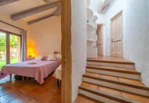 ein Schlafzimmer mit einem Bett und einer Treppe in einem Zimmer in der Unterkunft Villa Domo Mea - by Searly in Porto Cervo