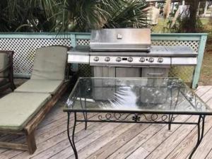 una griglia su un ponte con un tavolo e una panca di Fun Beach House With Pool Alligator Point a Sun N Sand Beaches