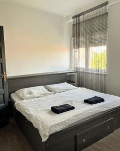 Ένα ή περισσότερα κρεβάτια σε δωμάτιο στο Főnix Rezidencia Pápa