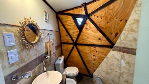 Et badeværelse på Domo Buda - Experiencia Glamping en Mar de Ajó + 64 billeder