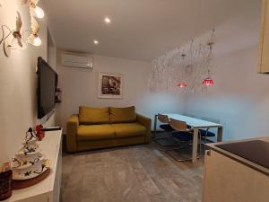 un soggiorno con un divano e un tavolo di Maison Josephine ad Aosta