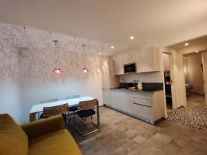 una cucina e un soggiorno con tavolo e sedie di Maison Josephine ad Aosta Altre 25 foto