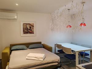 una camera da letto con un letto e un tavolo con sedie di Maison Josephine ad Aosta