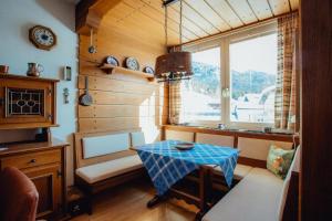 Køkken eller tekøkken på Appartement Tirol mit Hallenbad und Sauna by MoniCare