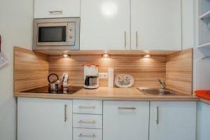 Køkken eller tekøkken på Appartement Tirol mit Hallenbad und Sauna by MoniCare