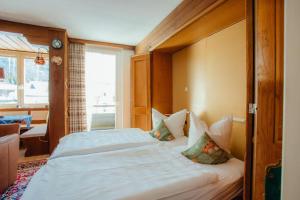 En eller flere senge i et værelse på Appartement Tirol mit Hallenbad und Sauna by MoniCare