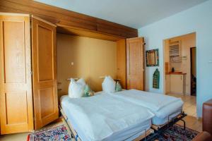 En eller flere senge i et værelse på Appartement Tirol mit Hallenbad und Sauna by MoniCare + 11 billeder