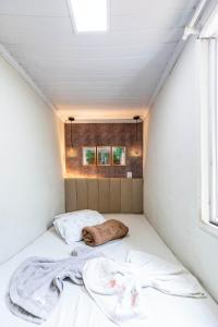 un piccolo letto in una piccola camera di Studio Romântico a Volta Redonda