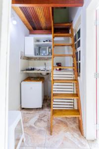 una scala che porta a una cucina con un lavandino di Studio Romântico a Volta Redonda