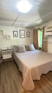 ein Schlafzimmer mit einem großen Bett in einem Zimmer in der Unterkunft Mandala Camping Pousada in Florianópolis