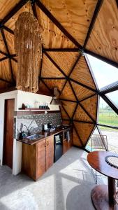 Køkken eller tekøkken på Domo Buda - Experiencia Glamping en Mar de Ajó