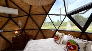 En eller flere senge i et værelse på Domo Buda - Experiencia Glamping en Mar de Ajó