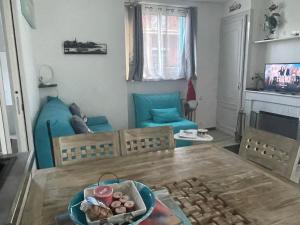 sala de estar con mesa y sillas y sala de estar. en 3 pieces avec terrasse entre plage et centre ville, en Arcachon