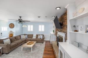 ein Wohnzimmer mit Sofa und Kamin in der Unterkunft Private 2 Home Haven - Walk 2 Beach, Free Parking in Ventnor City