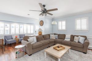 ein Wohnzimmer mit Sofa und Tisch in der Unterkunft Private 2 Home Haven - Walk 2 Beach, Free Parking in Ventnor City