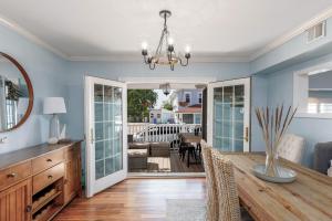 ein Esszimmer und ein Wohnzimmer mit Tisch und Stühlen in der Unterkunft Private 2 Home Haven - Walk 2 Beach, Free Parking in Ventnor City