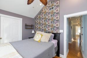 ein Schlafzimmer mit einem Bett und einer Blumenwand in der Unterkunft Private 2 Home Haven - Walk 2 Beach, Free Parking in Ventnor City