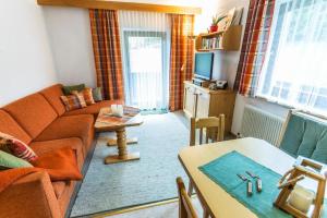 Et opholdsområde på Appartement SONNENGLÜCK by MoniCare + 15 billeder