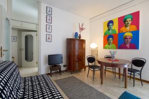 ein Wohnzimmer mit einem Tisch und einem TV in der Unterkunft An Artist's Place in Como