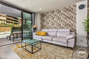 un salon avec un canapé et une table dans l'établissement ViVi Homes - Apollo Luxury, Pool, Gym & Beach, à Fuengirola