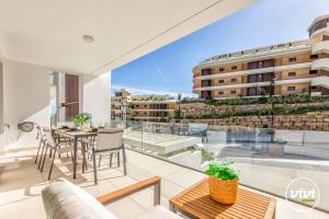 Cet appartement dispose d'un balcon offrant une vue sur un bâtiment. dans l'établissement ViVi Homes - Apollo Luxury, Pool, Gym & Beach, à Fuengirola 36 autres photos