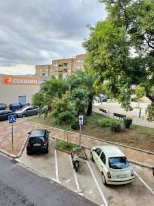 two cars parked in a parking lot in front of a building at Habitación Tranquila, Agradable cerca de Valencia en Vivienda Compartida in Paterna