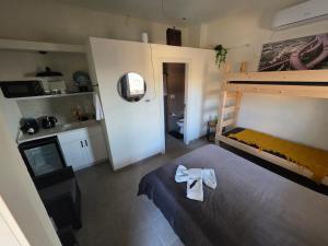 Ένα ή περισσότερα κρεβάτια σε δωμάτιο στο צימרים סוף העולם 3