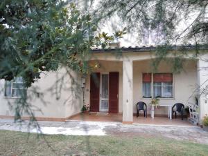 una casa con due sedie e un tavolo davanti di Room Bed Boat Cottage a Berra