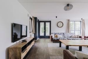 TV a/nebo společenská místnost v ubytování 16 - Persoons Family bungalow