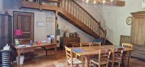 ein Esszimmer mit einem Tisch und einer Treppe in der Unterkunft Le Grand Gite De La Promenade in Montoire-sur-le-Loir + 13 Fotos