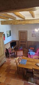 ein Wohnzimmer mit einem Tisch und einem Sofa in der Unterkunft Le Grand Gite De La Promenade in Montoire-sur-le-Loir