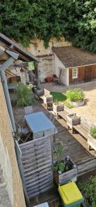 einen Blick über eine Terrasse mit einem Tisch und Stühlen in der Unterkunft Le Grand Gite De La Promenade in Montoire-sur-le-Loir