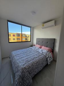 En eller flere senge i et værelse på Luxury apartment, new and modern