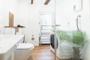 Ванная комната в Haus Saarburg Innenstadt Bleser Appartements +49 фотографий