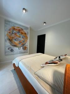 Ein Schlafzimmer mit einem Bett und einem Pizzabild an der Wand in der Unterkunft Copernicus Sky Apartment in Zielona Góra