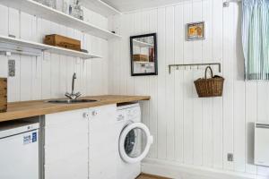 lavadero con lavadora y fregadero en Summer House With Large Nature Plot In Rørvig, en Rørvig