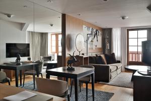 ein Wohnzimmer mit Sofa und Tisch in der Unterkunft Le Strato in Courchevel