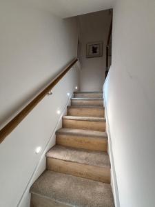 een trap in een huis met houten trappen bij Hendham Lodge in Manchester