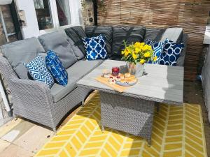 un tavolo da patio con un divano e dei fiori sopra di Haslemere - Beer Devon a Beer Altre 5 foto