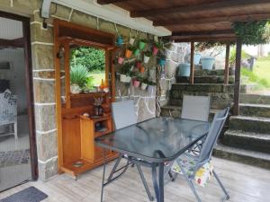 Casa a pié de playa de Cariño Doniños في فيرول: طاولة وكراسي على فناء المنزل