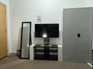 TV a/nebo společenská místnost v ubytování Backpacker's Bed