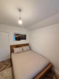 een kleine slaapkamer met een bed in een kamer bij Hendham Lodge in Manchester