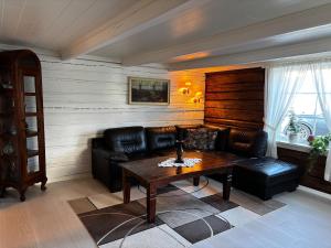 Posezení v ubytování Tømmerhus i sentrum av Lofoten-Stamsund