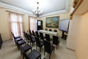 a conference room with a table and chairs at Hotel Royal Craiova in Craiova