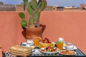 马拉喀什Riad Les Etoiles Berberes & SPA的餐桌上摆放着食物和饮料 更多17张照片