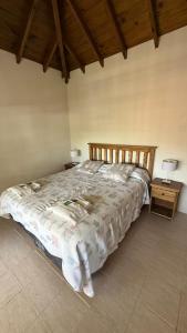 En eller flere senge i et værelse på Cabañas el Jardín