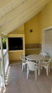 En balkon eller terrasse på Cabañas el Jardín