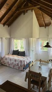 En eller flere senge i et værelse på Cabañas el Jardín