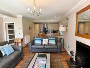 Et opholdsområde på Maple Cottage with Hot Tub