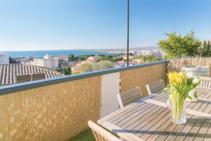 un vaso di fiori su un tavolo su un balcone di Villa Farniente a Sète